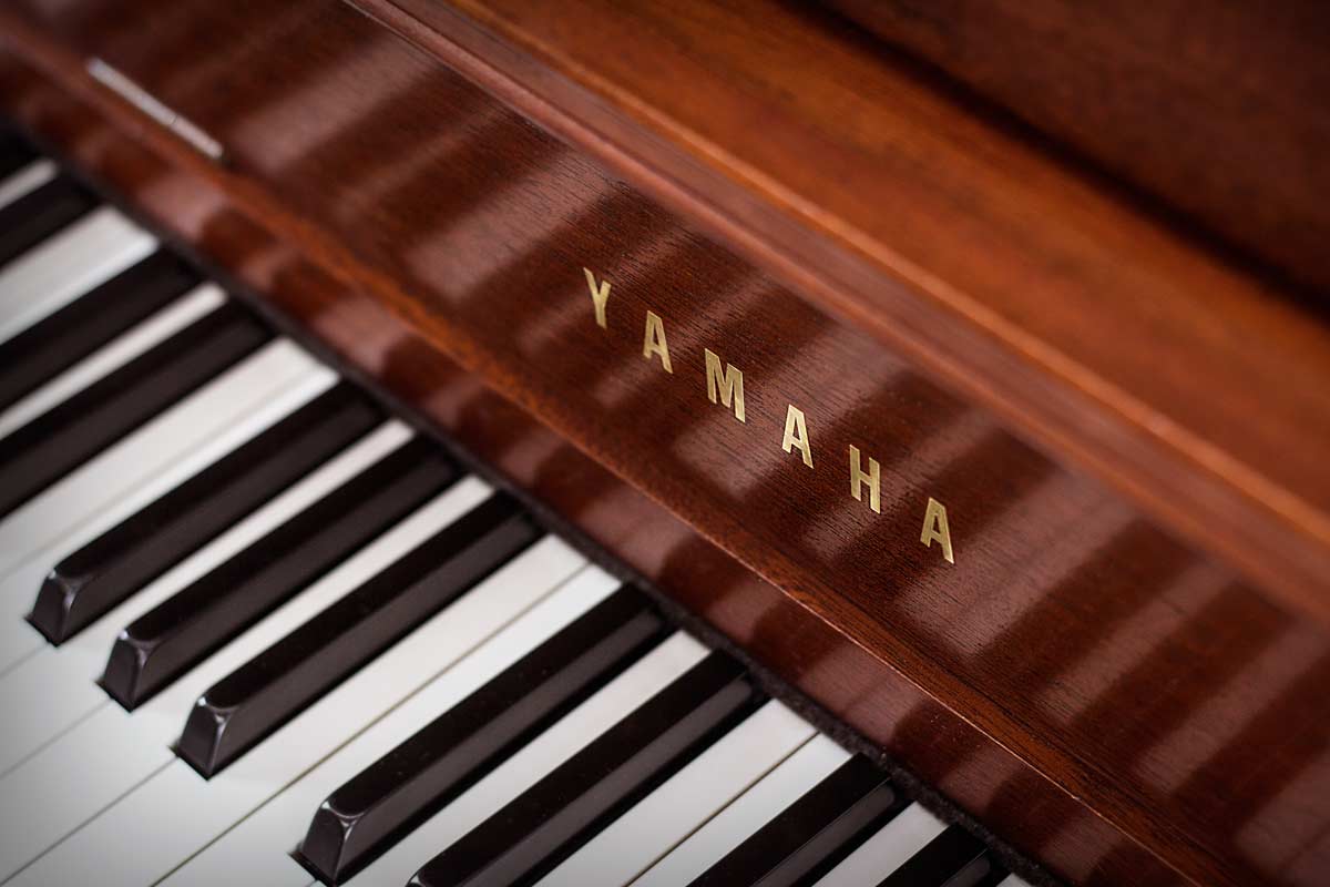 1999 Yamaha M 500 Upright Piano Cherry Finish Like New